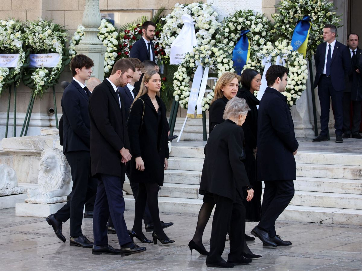 Foto: La infanta Cristina y sus cuatro hijos, en el funeral del rey Constantino. (Reuters/Louiza Vradi)