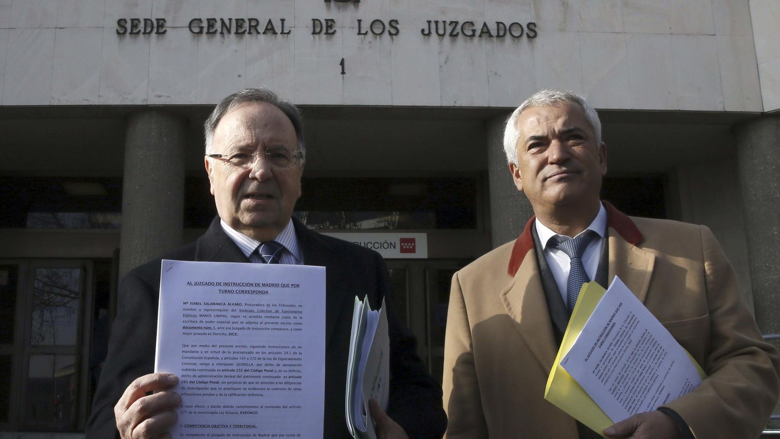 Foto: El secretario general de la organización Manos Limpias, Miguel Bernad (i) y el abogado Luis Pineda. (EFE)