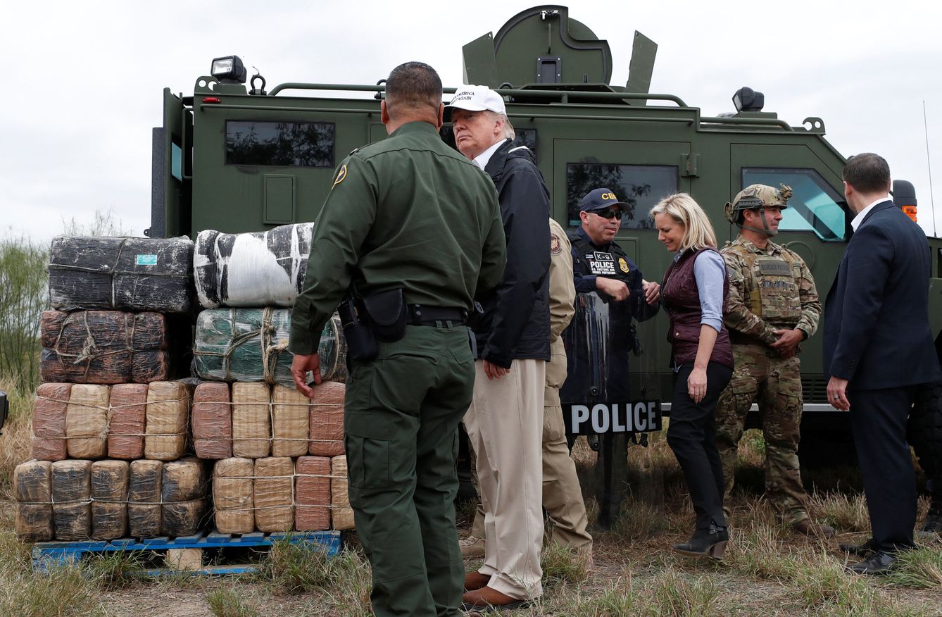 Donald Trump habla con agentes de frontera durante su visita a la frontera con México. (Reuters)