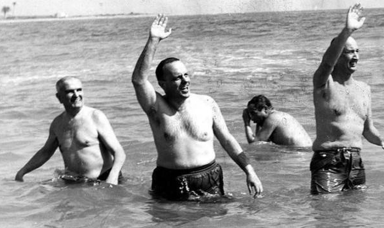 Manuel Fraga, ministro del gobierno, se baña en Palomares para demostrar que no suponía ningún riesgo (1966)