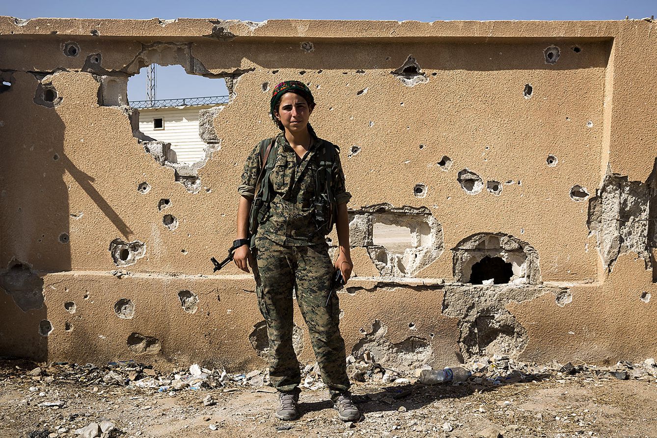 Taikuchin (19 años) con su fusil a las afueras del cuartel de defensa de las fuerzas kurdas en Hasaka (Foto: David González).