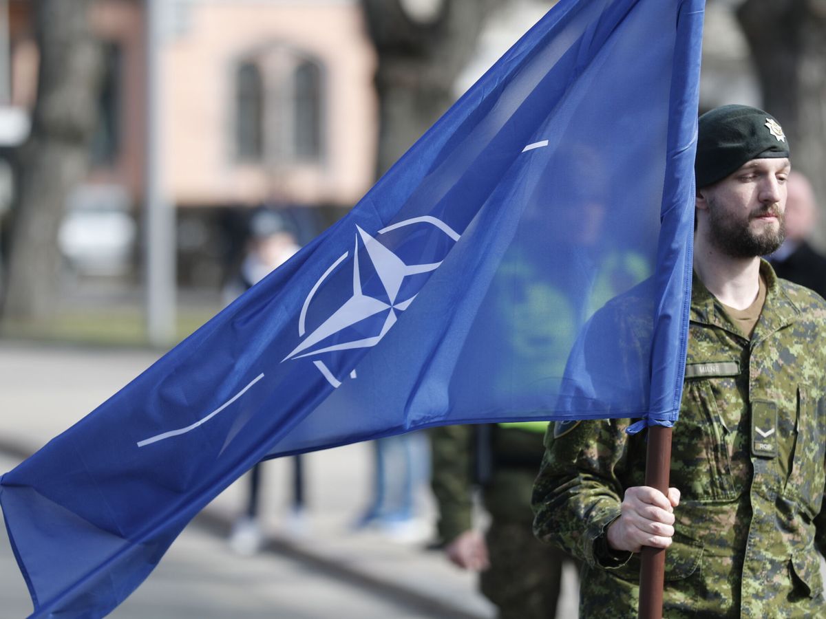 Foto: Soldado letón con la bandera de la OTAN. (EFE/Toms Kalnins)