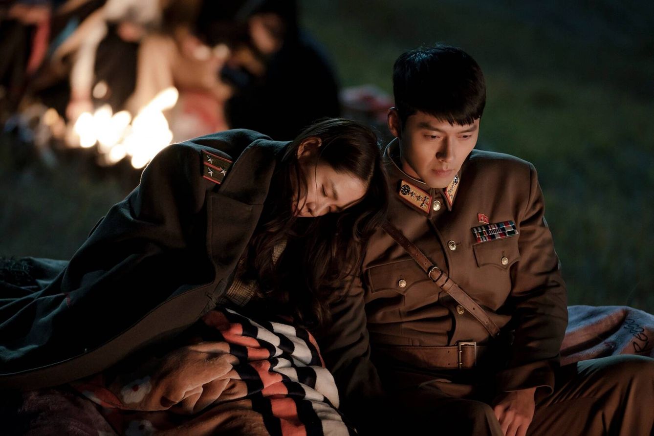 Los protagonistas de un amor prohibido entre las Coreas del Sur y el Norte, en el drama 'Crash Landing on You'. (Fuente: Netflix)