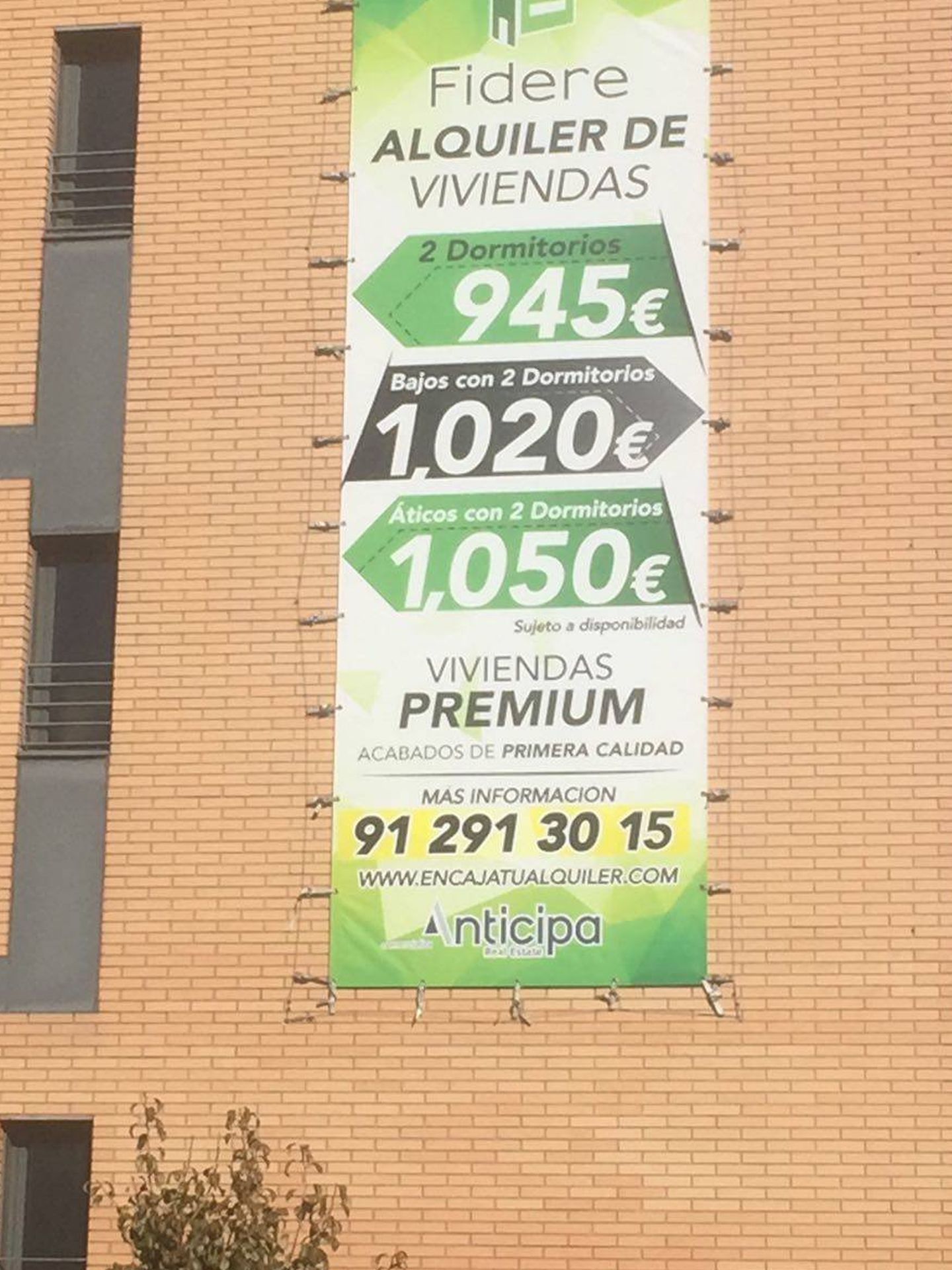 Una cartel de Fidere, anunciando las ofertas de alquiler de los pisos de El Montecillo.