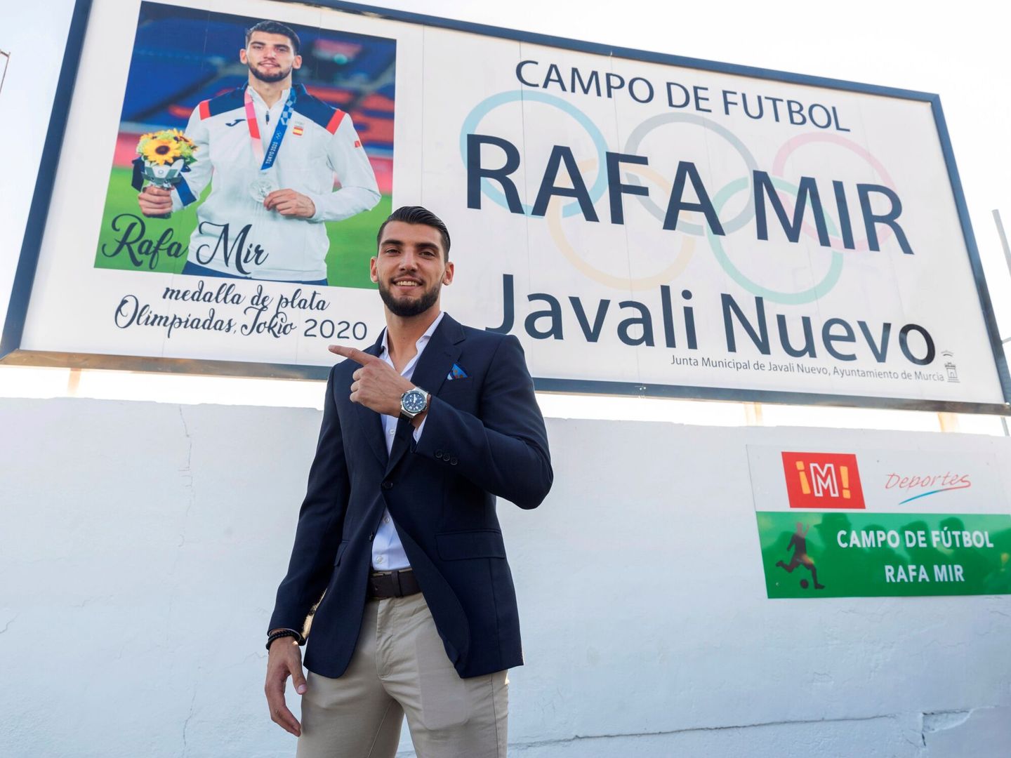 Rafa Mir da nombre al campo de fútbol en Javalí Nuevo donde empezó a jugar de niño. (Efe)