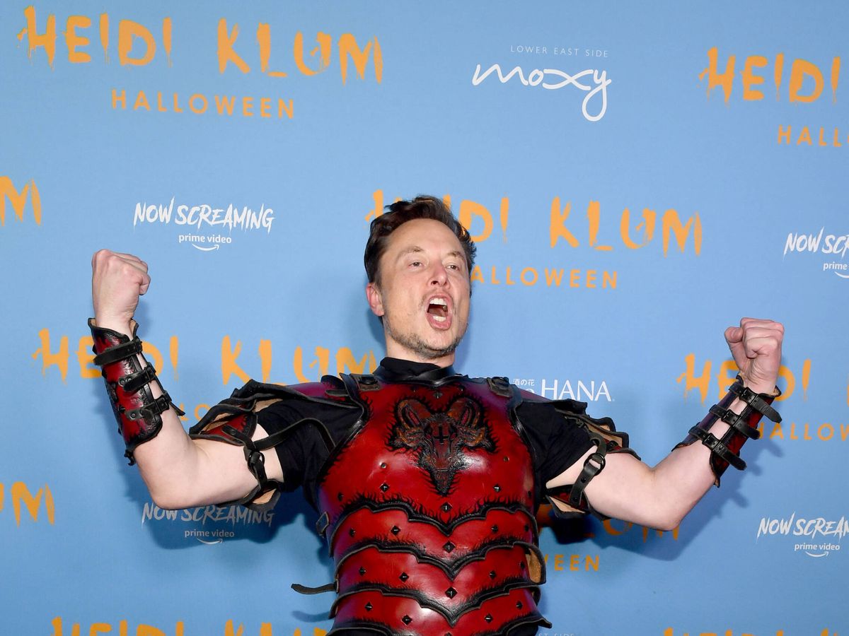 Foto: Elon Musk durante la fiesta de disfraces de Heidi Klum. (Getty/Noam Galai)