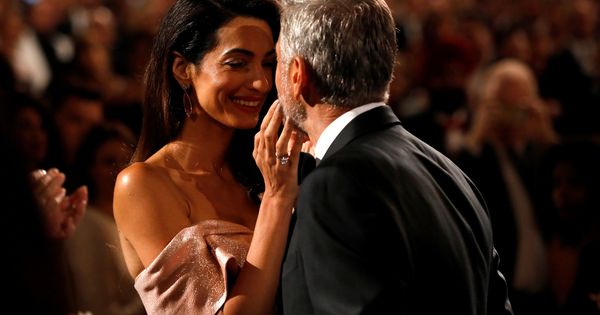 Foto: El beso de Amal a George Clooney en los Premios AFI. (Reuters)