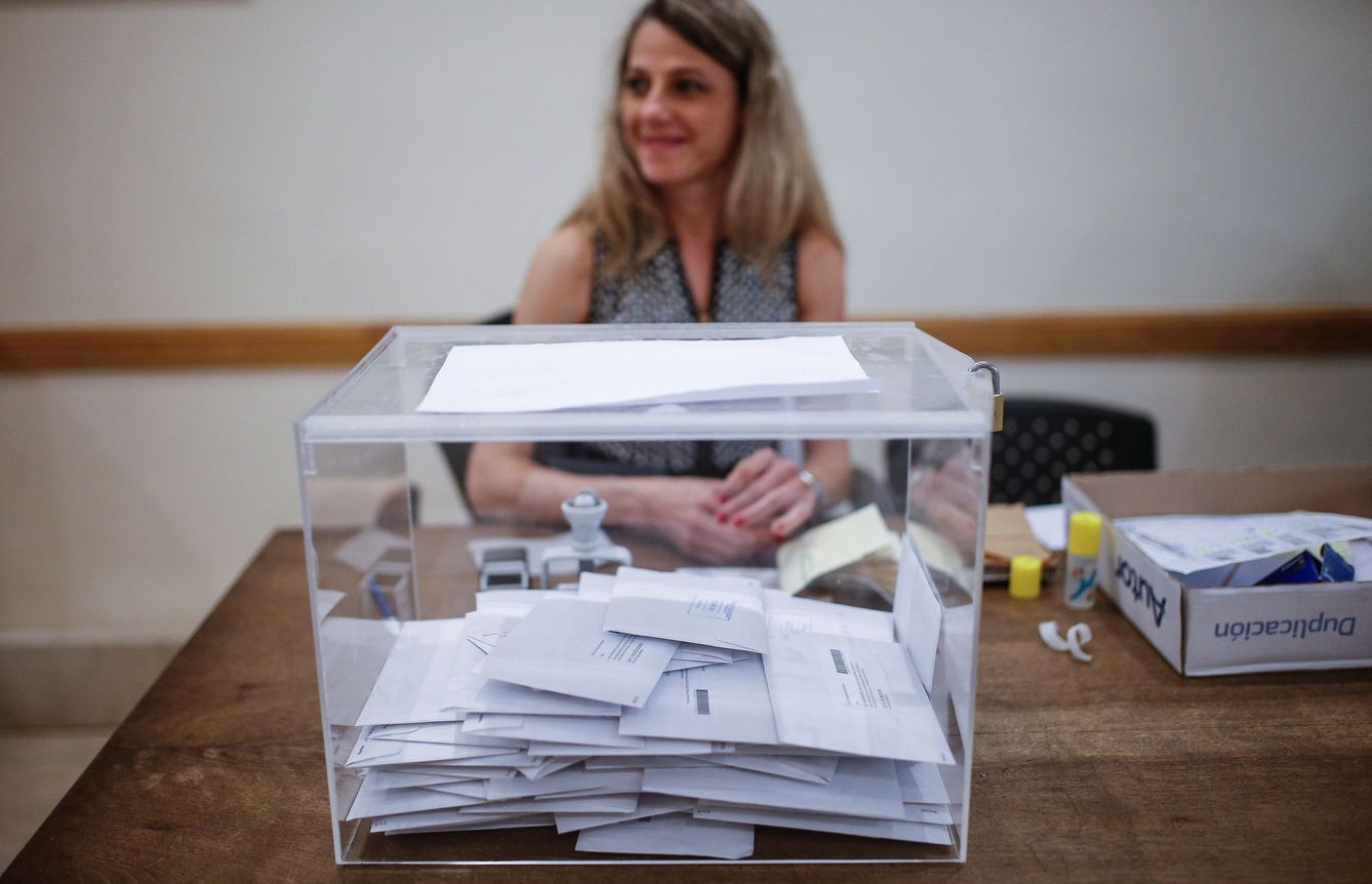 Ciudadanos Españoles residentes en Argentina votan para las elecciones del próximo domingo en España hoy viernes en el consulado Español en Buenos Aires. (EFE)