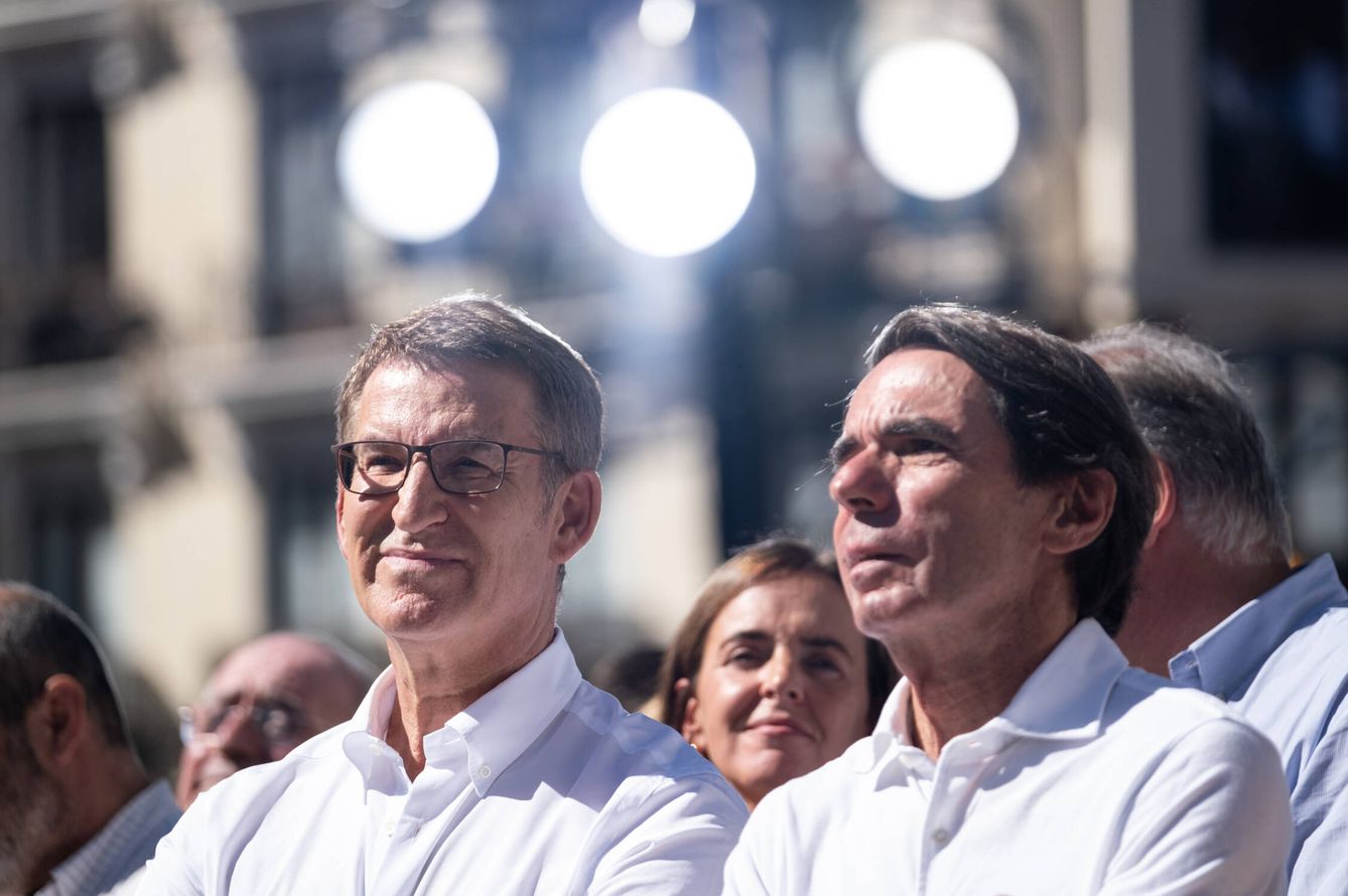 Feijóo y Aznar durante el acto del Partido Popular. (S. B.) 