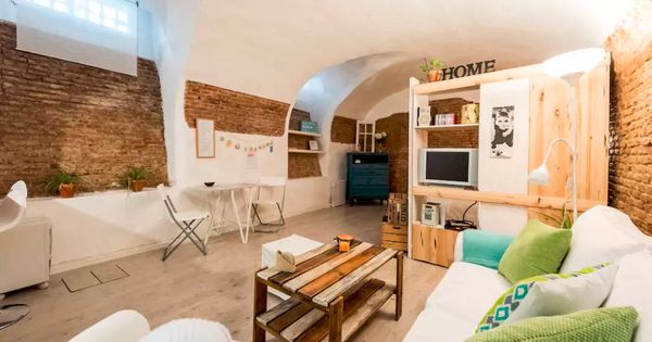 Foto: Un local comercial convertido en vivienda en Madrid. (Airbnb)