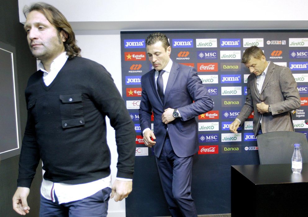 Foto: Rufete, Salvo y Djukic, tras la rueda de prensa de despedida del técnico (EFE)
