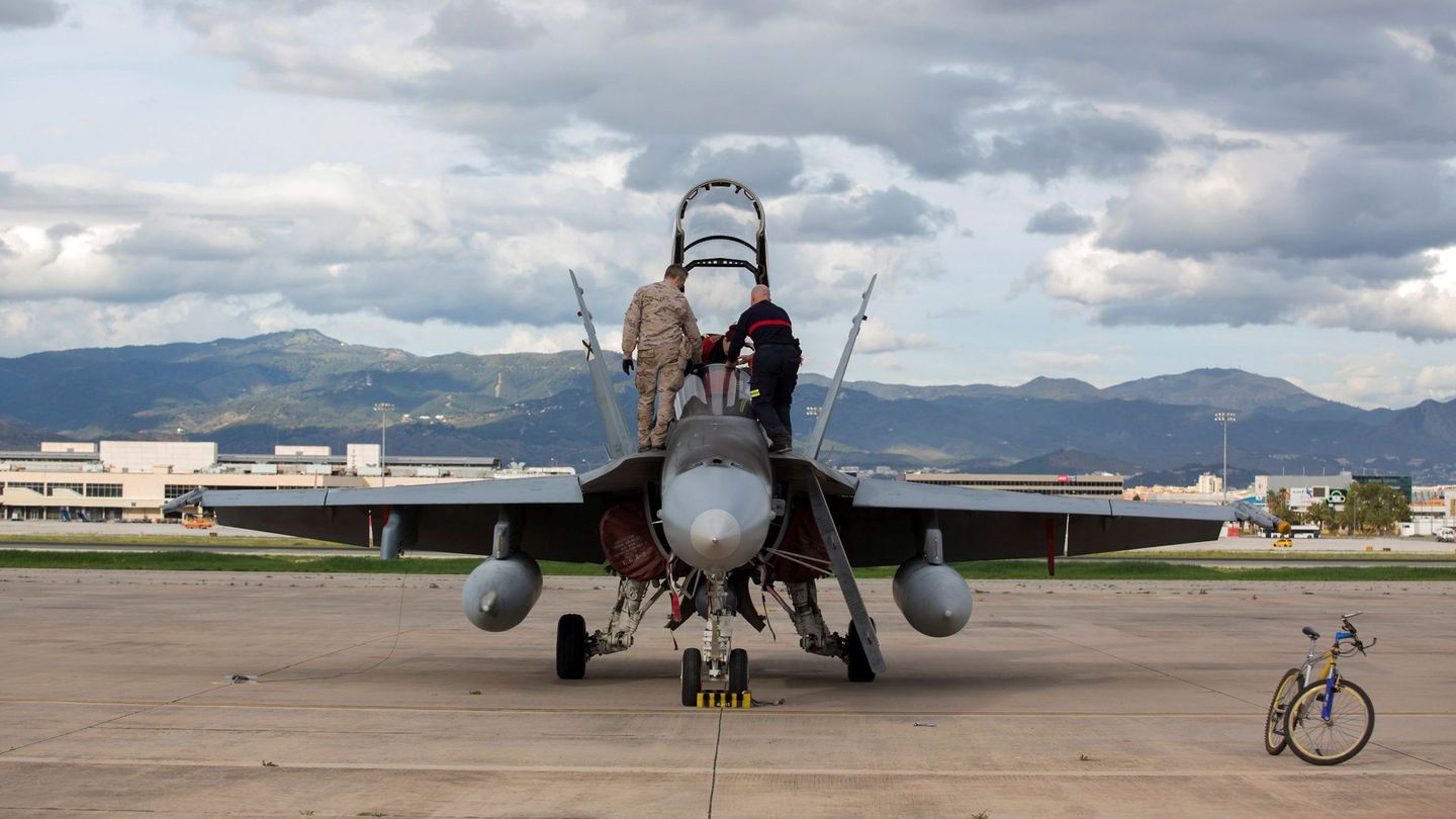 Un F18 del Ejército del Aire español es inspeccionado. (EFE)