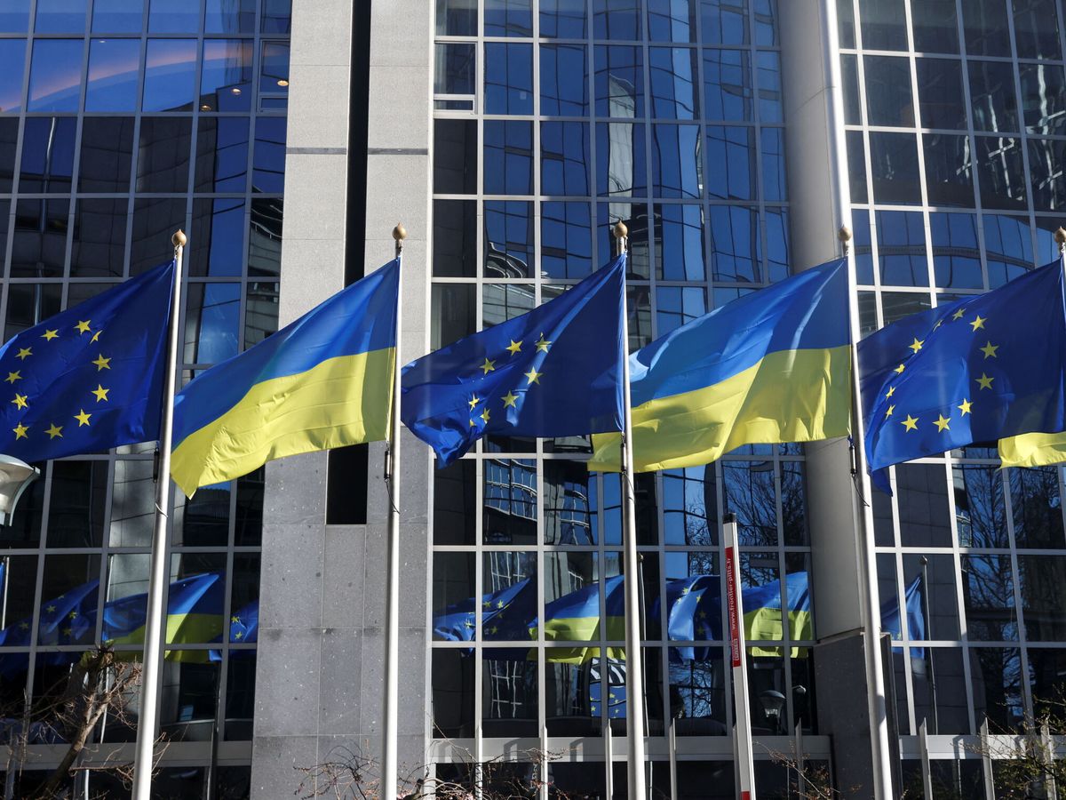 Foto: Las banderas de la Unión Europea y de Ucrania ondean frente al edificio del Parlamento Europeo, en Bruselas, Bélgica. (Reuters/ Yves Herman)