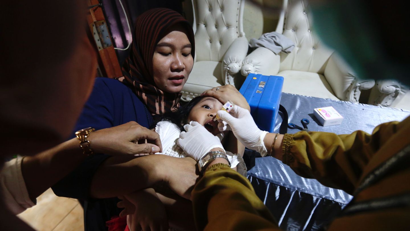 Una niña recibe una dosis durante una vacunación masiva contra la poliomielitis en un pueblo de Depok, Indonesia, el 3 de abril de 2022.