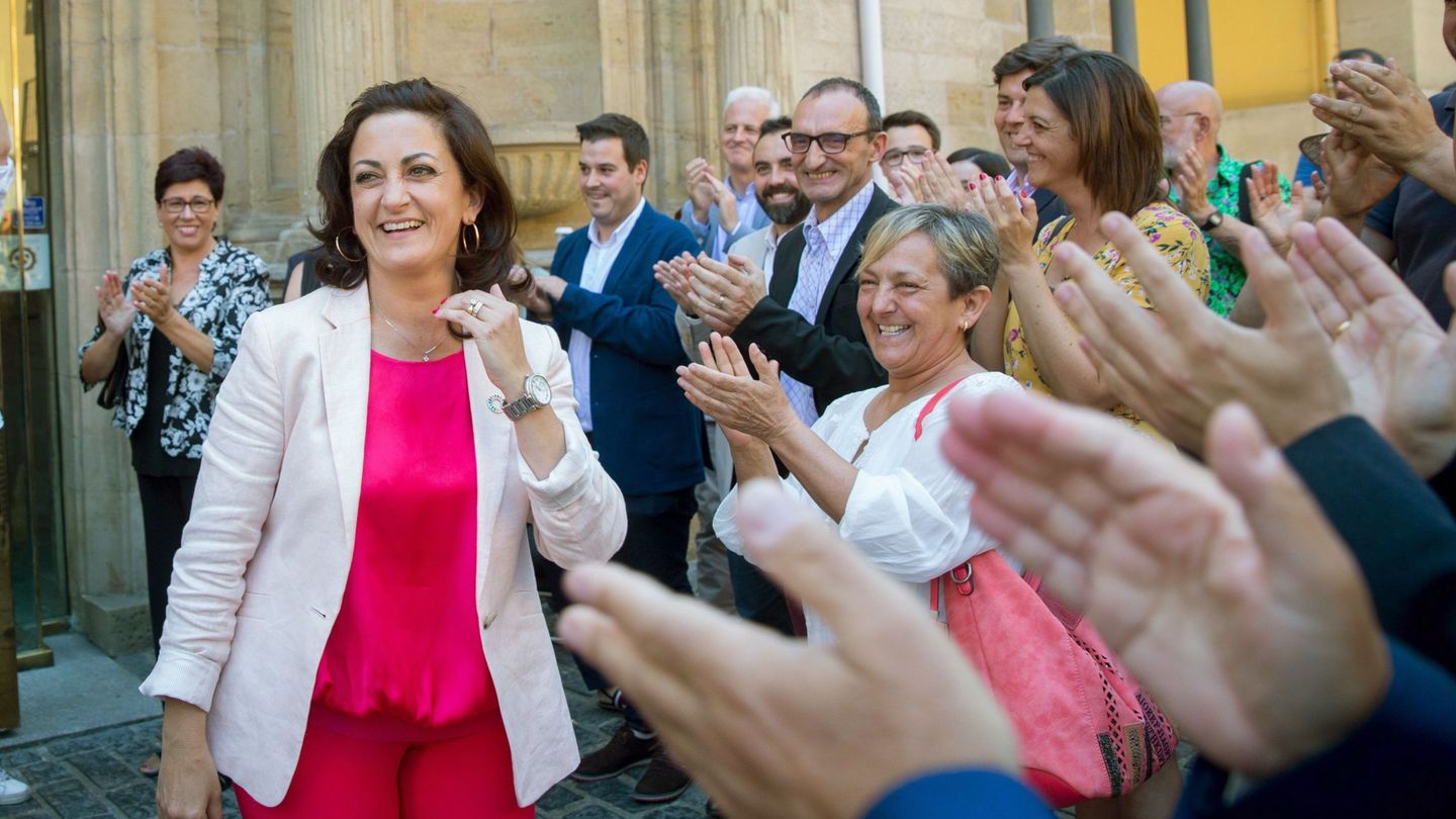La candidata socialista, Concha Andreu, es aplaudida a la salida por los ciudadanos tras el pleno de investidura fallida, este 18 de julio en Logroño. (EFE)