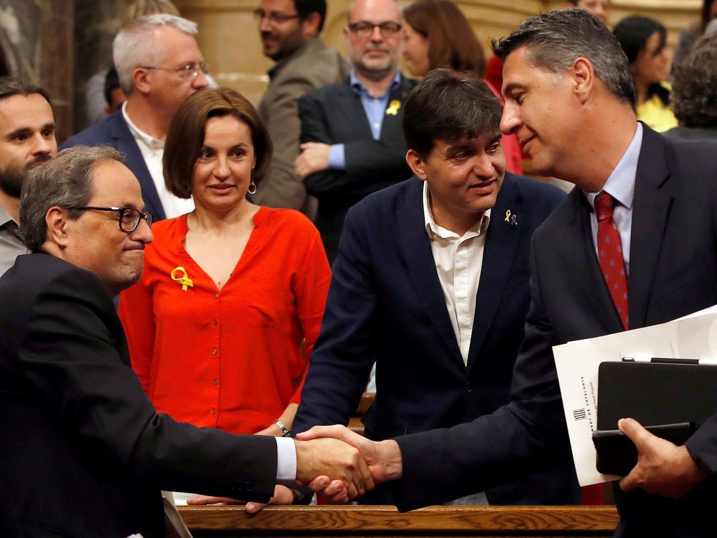 El candidato Quim Torra (i) saluda al lider del PPC, Xavier García Albiol, en el Parlament. (EFE)