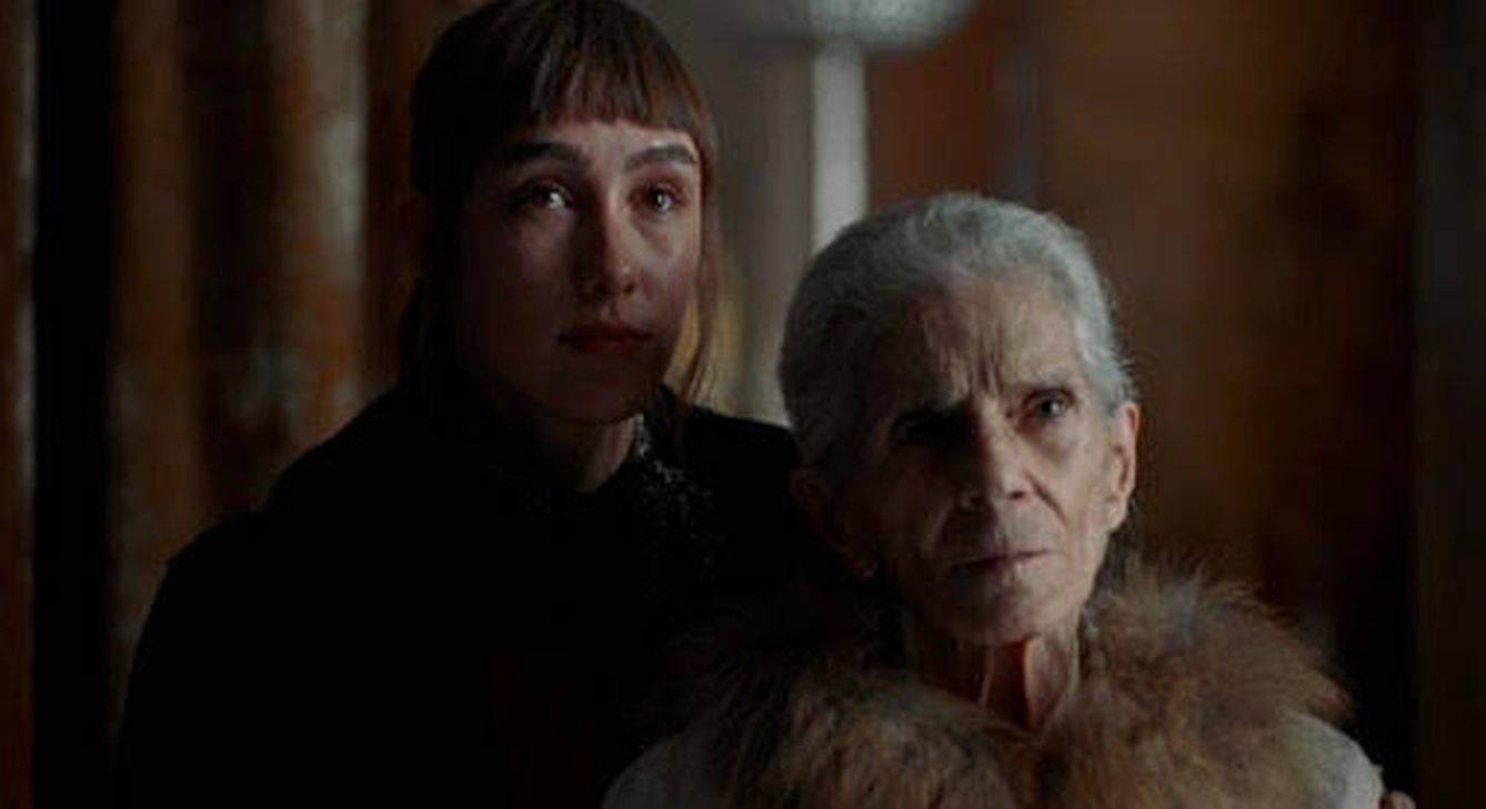 Almudena Amor y Vera Valdez en 'La abuela', de Paco Plaza. (Sony)