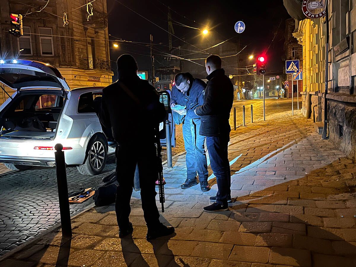 Foto: Momento de la patrulla nocturna, en que registran un coche. (A. A.)