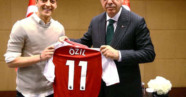 Foto: Mesut Özil se reunió con Tayyip Erdogan el 13 de mayo en Londres. (Reuters)