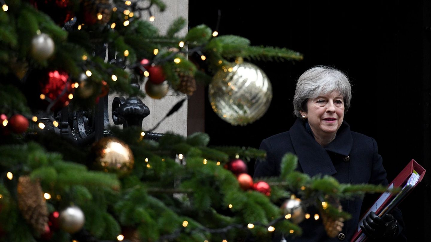 La primera ministra británica, Theresa May a la salida de su domicilio camino del Parlamento, hoy, 13 de diciembre de 2017. (EFE)