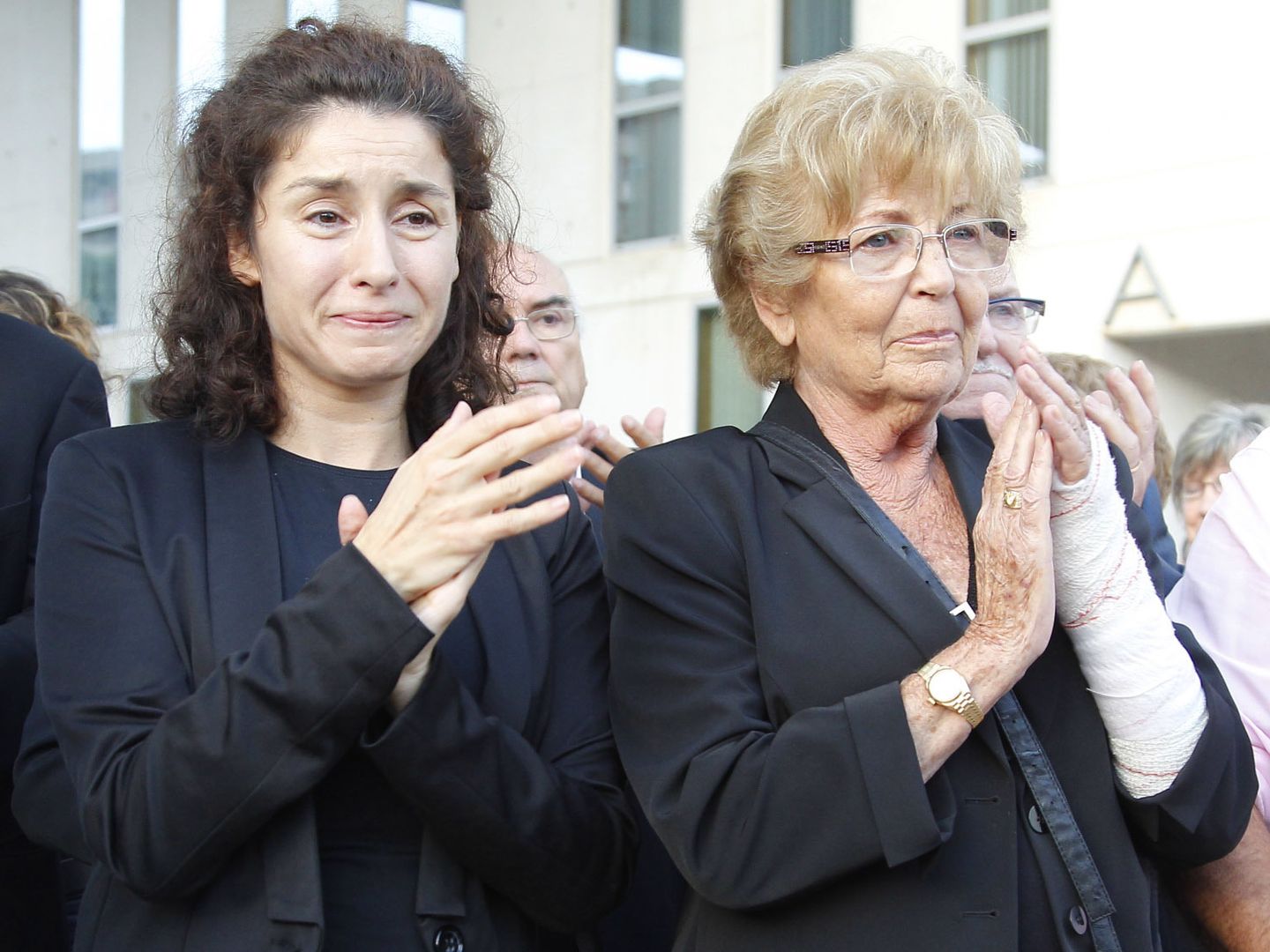 Vanessa García y su madre, Anita Marx, en el entierro de Manolo Escobar en 2013 (Gtres)