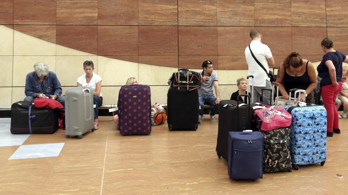 Garzón abre expediente sancionador a aerolíneas 'low cost' por sobrecoste en equipaje de mano