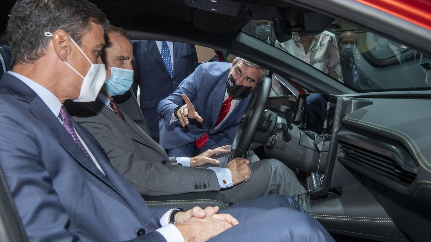 El rey Felipe y el presidente del Gobierno, Pedro Sánchez, acudieron a la jornada inaugural de Automobile barcelona, donde se interesaron por algunas de las novedades, como el Renault Mégane E-Tech Electric.