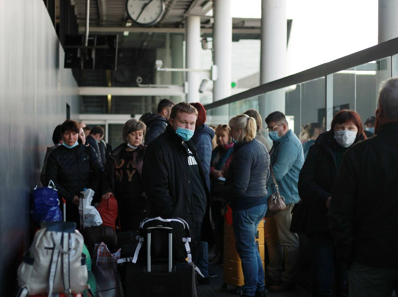 Algunos pasajeros esperando a subirse al autobús destino Kiev en Méndez Álvaro. (A.F.)