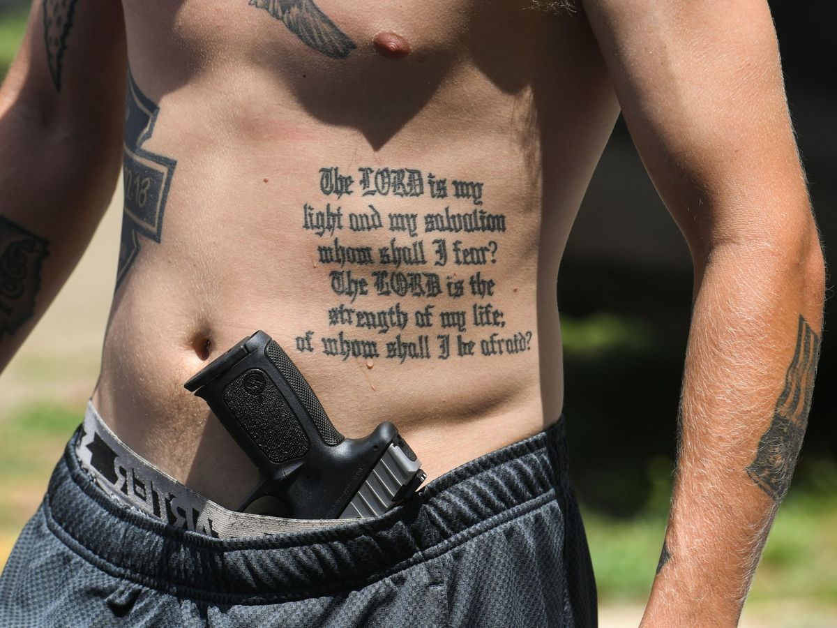 Foto: El tatuaje religioso del miembro de una milicia supremacista blanca en Georgia, Estados Unidos. (EFE/John Amis)