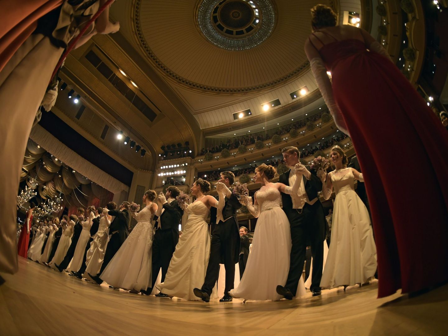 Debutantes en el tradicional baile en Viena el año pasado. (EFE)