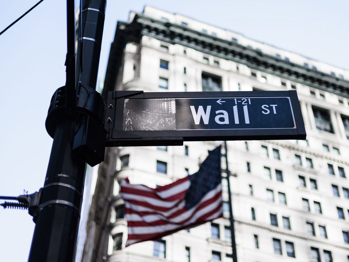 Foto: Cartel de Wall Street cerca de la Bolsa de Nueva York. (EFE/Justin Lane)