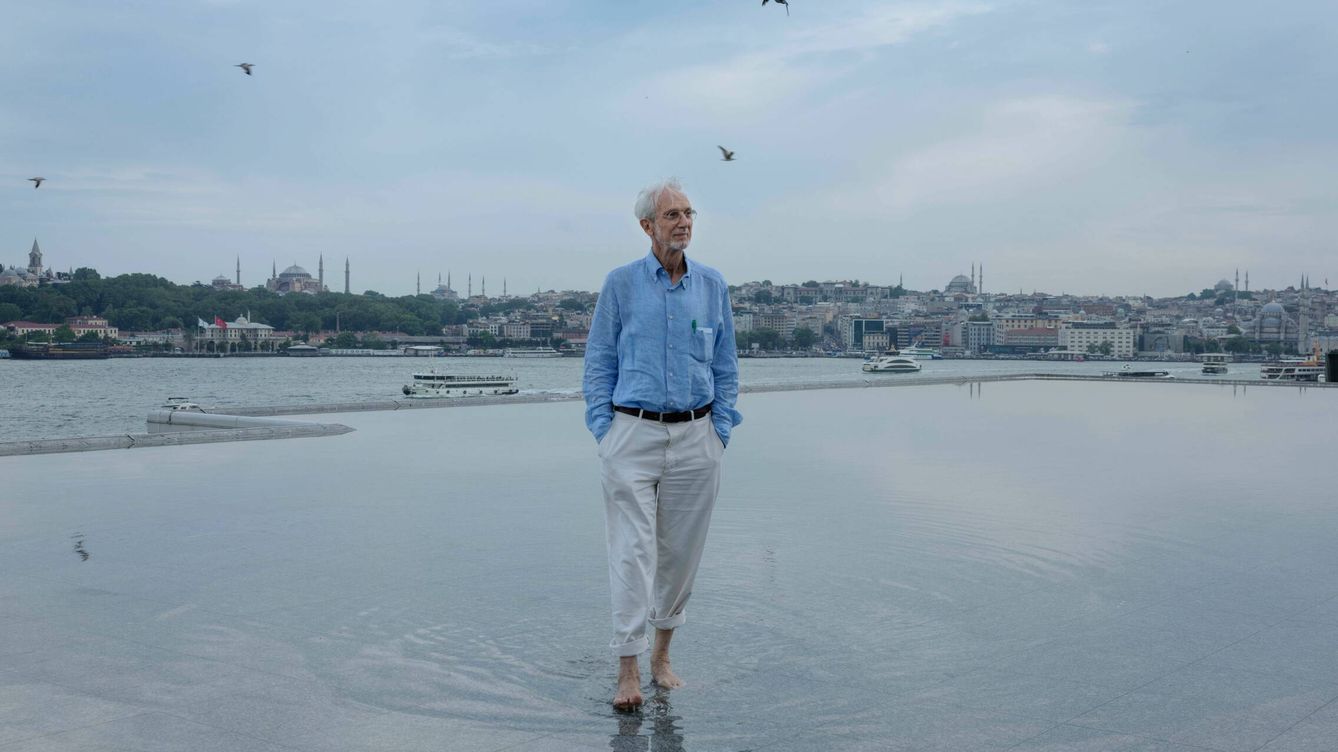 Foto: Renzo Piano, en la azotea del Museo de Arte Moderno y Contemporáneo de Estambul, cubierta de agua. (Enrico Cano)