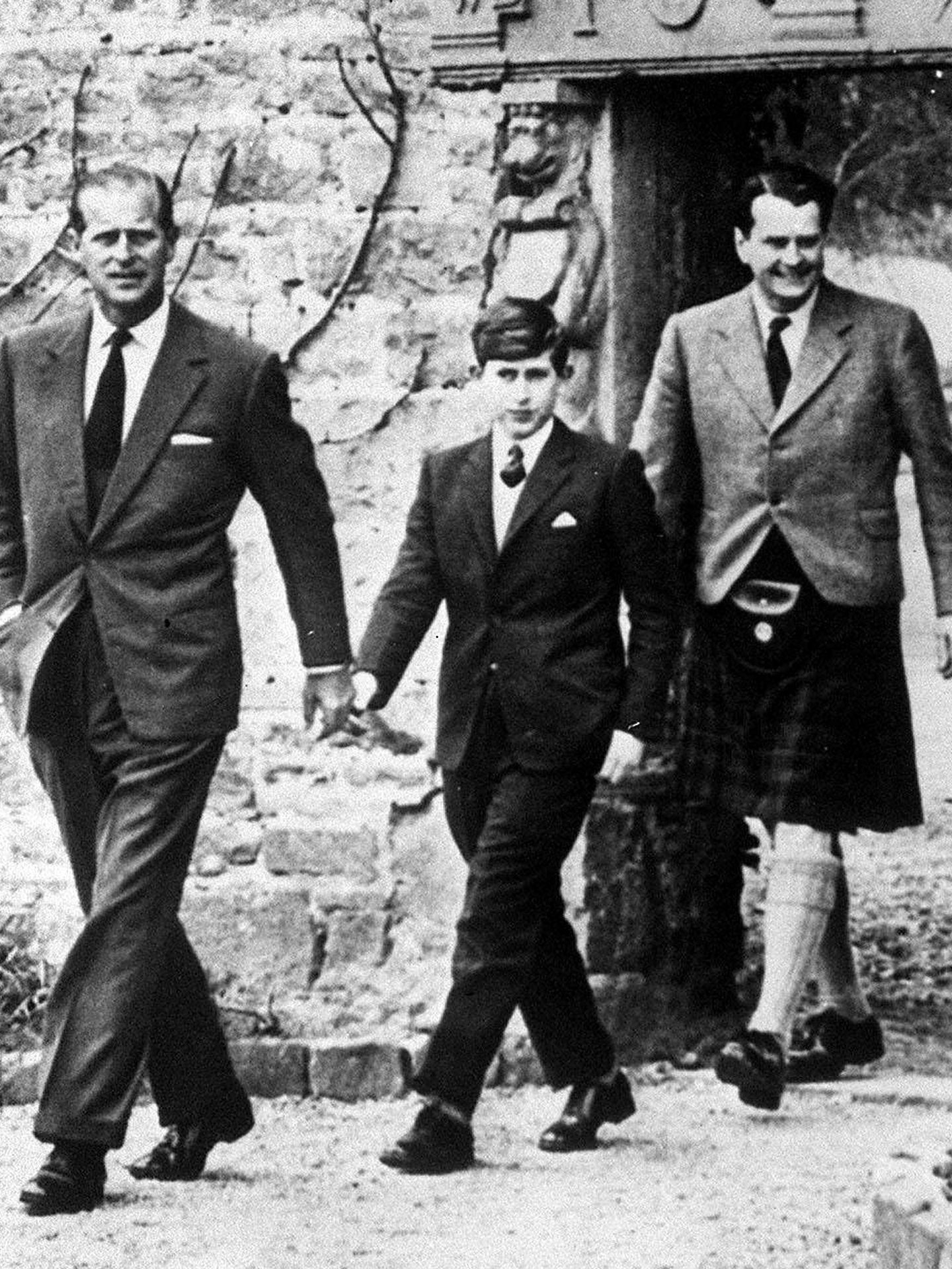 El duque de Edimburgo acompaña al príncipe Carlos en su primer día en Gordonstoun. (Cordon Press)