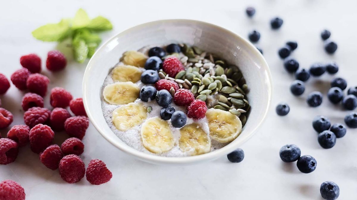 Desayuno de avena, coco y fruta: saludables gachas de cereales