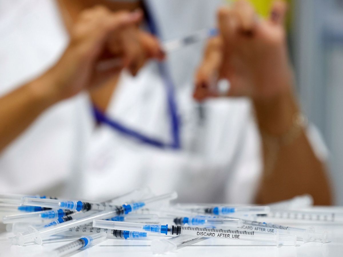 Foto: Una sanitaria prepara dosis de vacunas contra el covid-19 en el hospital Enfermera Isabel Zendal de Madrid. (EFE/Chema Moya)