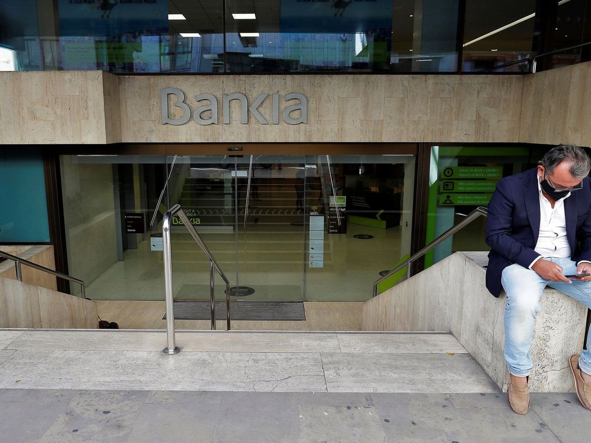 Foto: Caixabank y Bankia anuncian el comienzo de las negociaciones para su fusión. (EFE)
