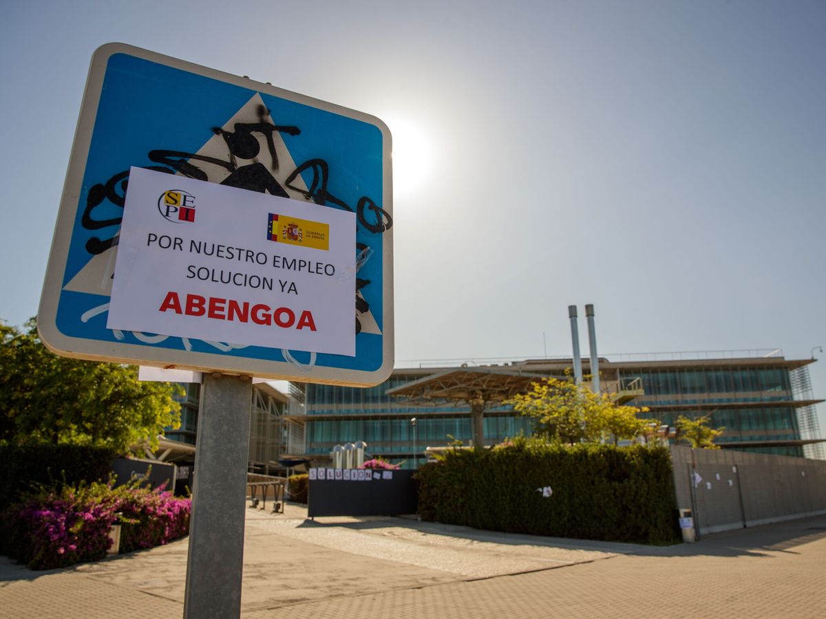 Foto: Un cartel exige una solución para Abengoa. (EFE/Julio Muñoz)