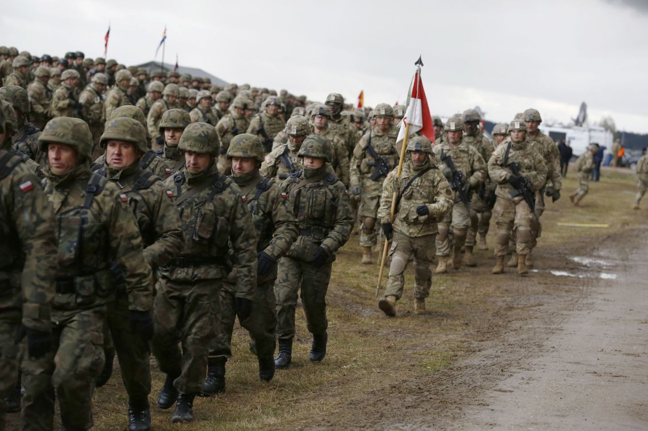 Soldados polacos y estadounidenses participan en una bienvenida a tropas de la OTAN en Orzysz, Polonia, el 13 de abril de 2017. (Reuters)