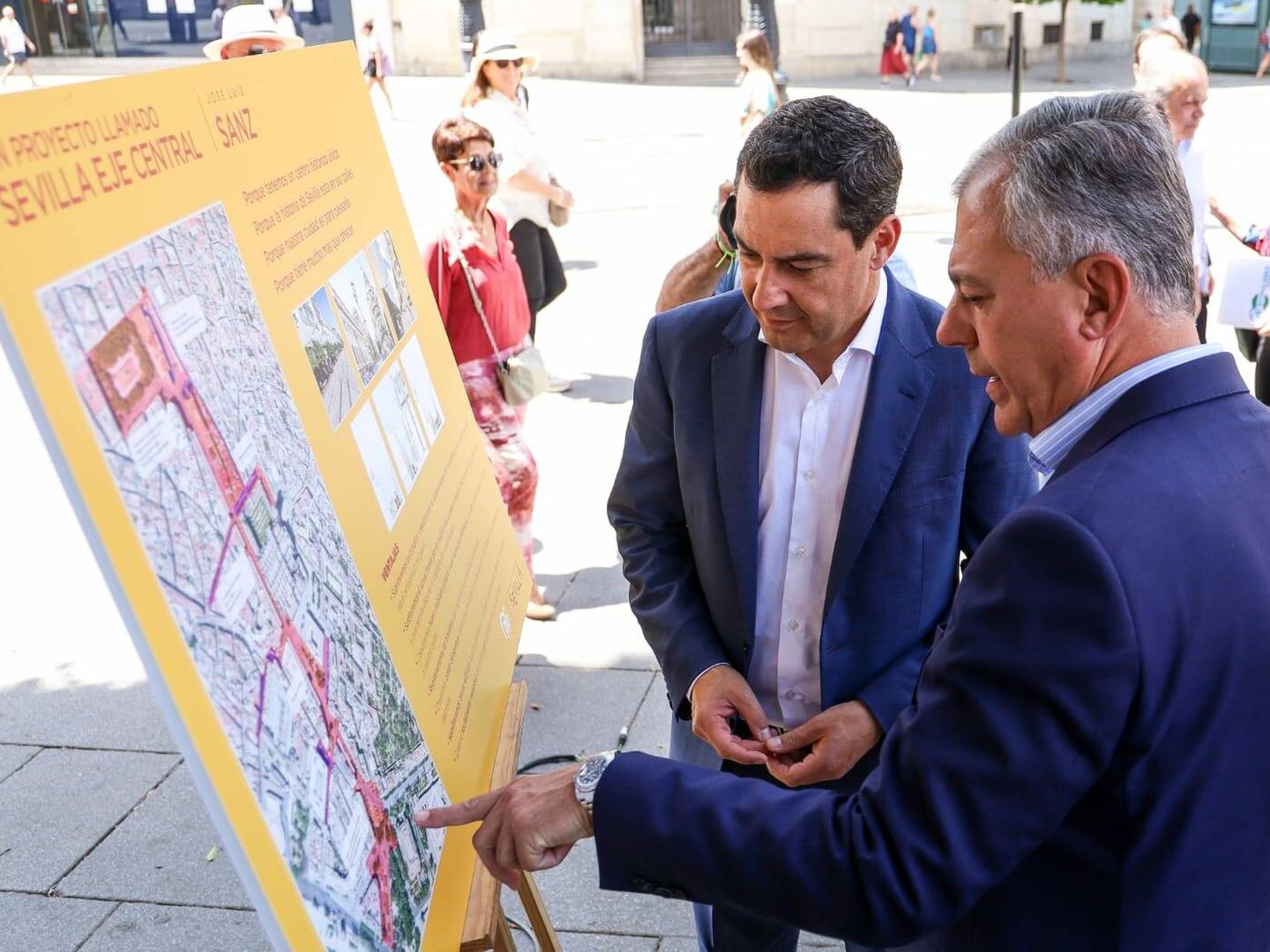 José Luis Sanz explica a Juanma Moreno su plan para remozar la principal arteria de Sevilla, la avenida de la Constitución. (Cedida)