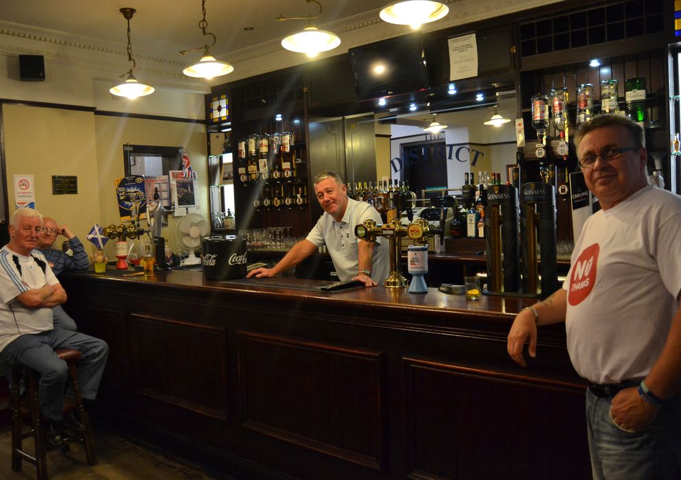 Foto: David Currie, propietario del District Pub, el bar de referencia del Rangers. Ferviente defensor del "no" (Eugenio Blanco).