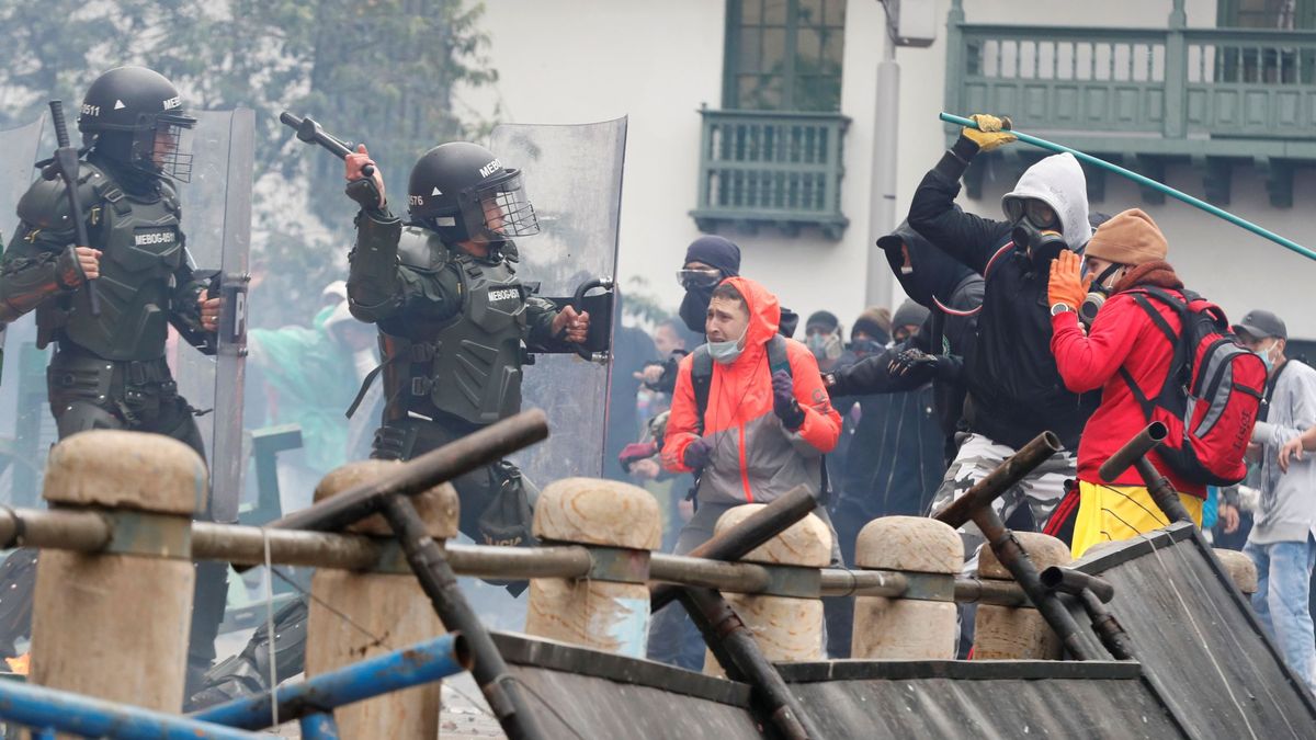Noche de caos y enfrentamientos en Bogotá: incendian una comisaría con agentes dentro