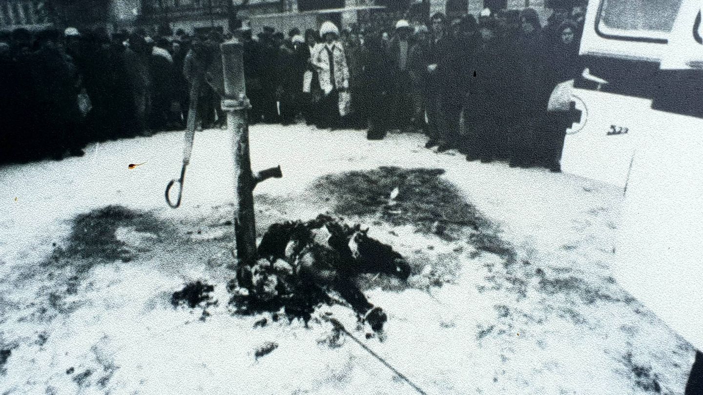 Badylak yace junto a la fuente a la que se encadenó (Archivo Nacional de Polonia)