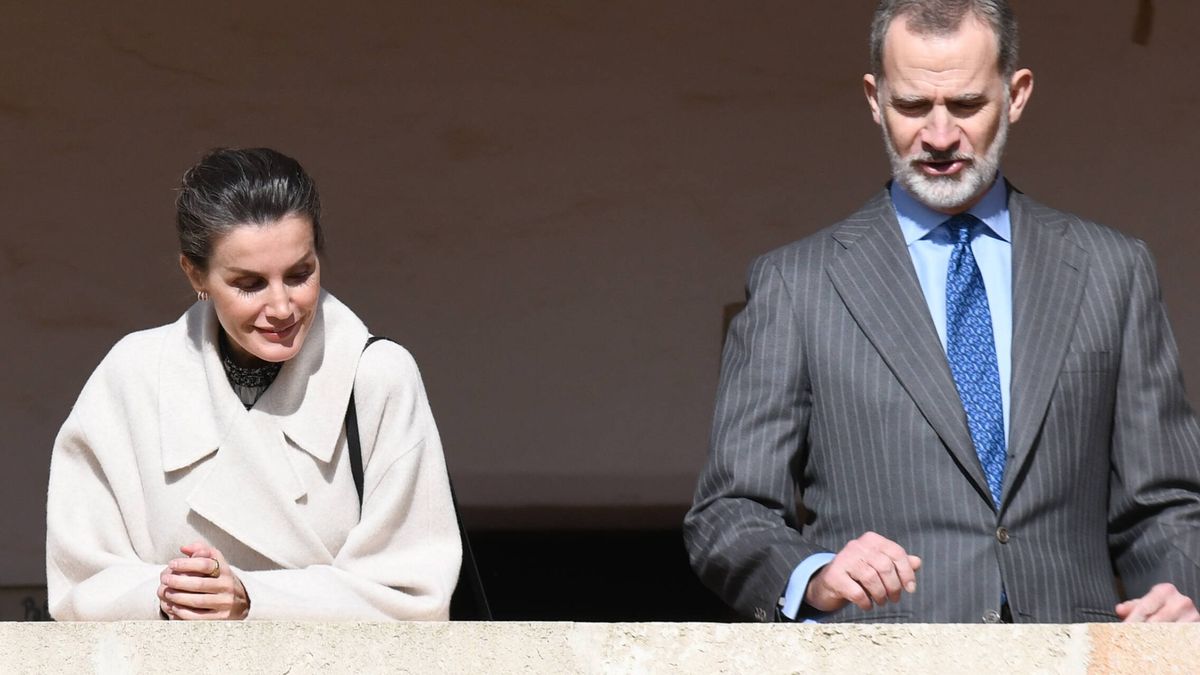 Don Felipe y doña Letizia inauguran la farmacia de su herencia en Menorca