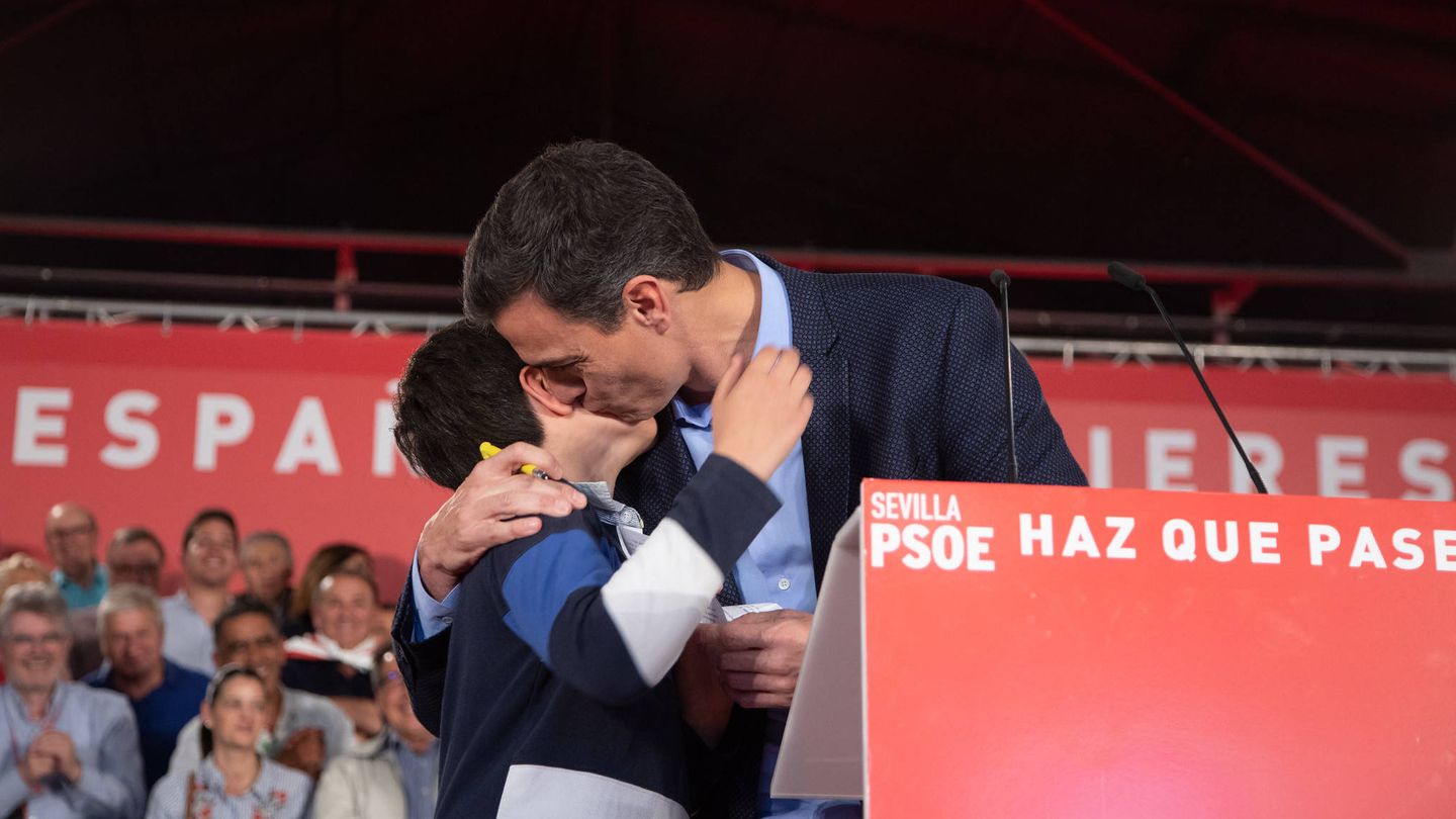 Pedro Sánchez besa al niño que se le acercó con unos dibujos de sus adversarios políticos, este 11 de abril en Dos Hermanas, Sevilla. (Eva Ercolanese | PSOE)