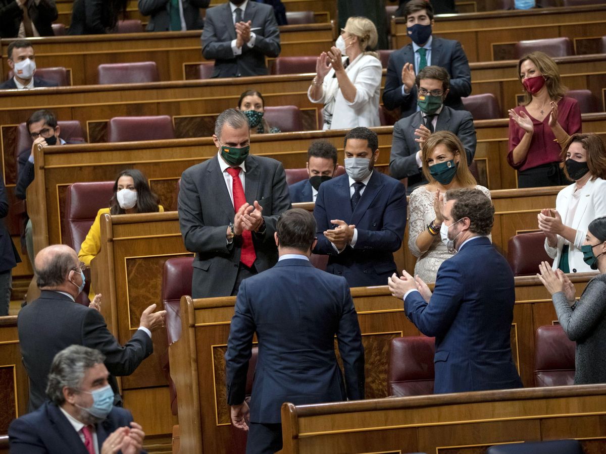 Foto: Abascal es aplaudido por sus diputados tras su intervención en el Congreso. (Reuters)
