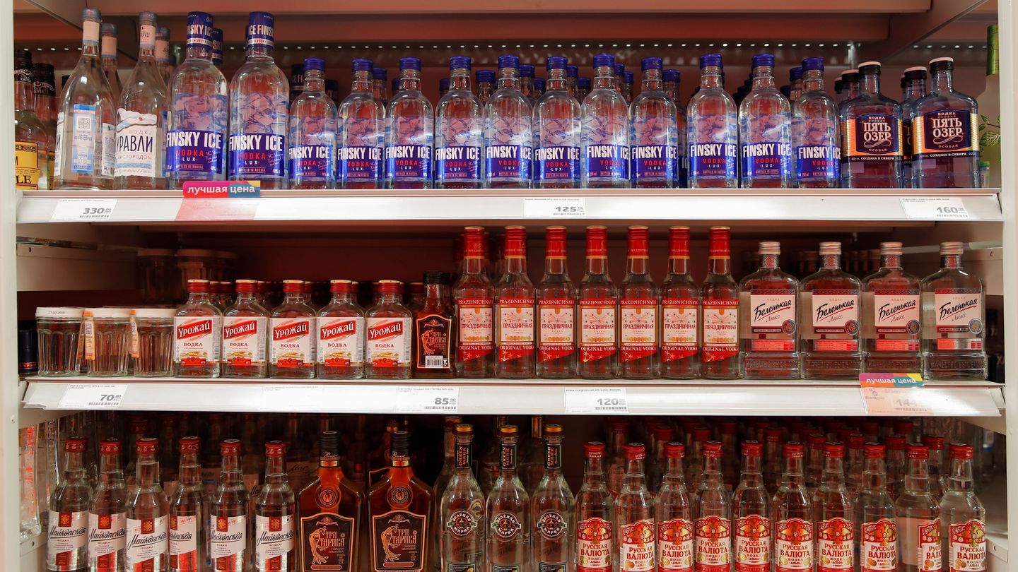 Botellas de vodka en un supermercado. (Reuters)