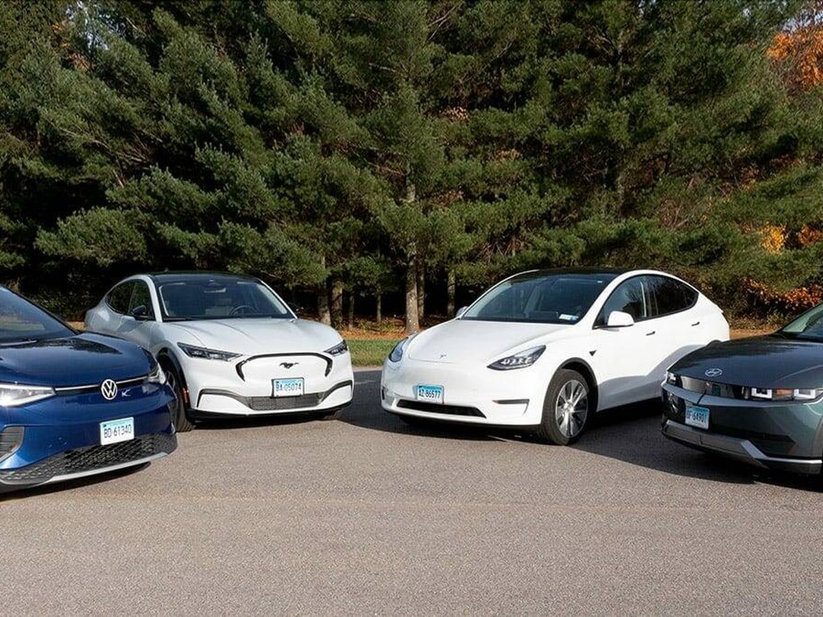 Foto: Los cuatro coches probados por la organización de usuarios americana. (John Powers/Consumer Reports)