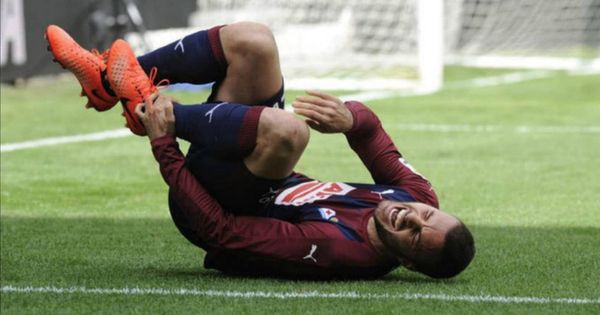 Foto: Pedro León se duele del pie izquierdo en un partido. (foto @PLeonSanchez)