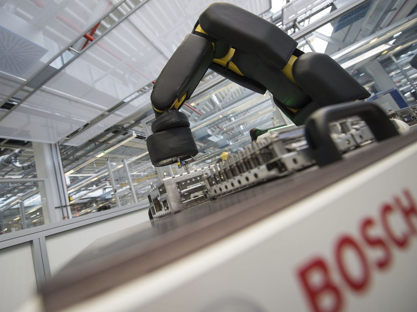 Brazo robótico en una planta de Bosch. (EFE)