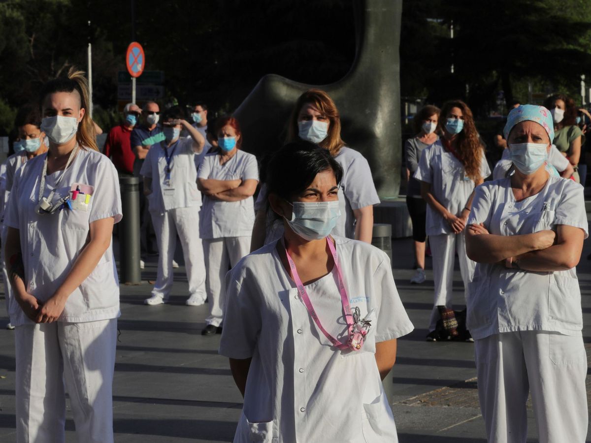 Foto: Miembros del personal sanitario participan en una concentración en un hospital de Madrid. (EFE)